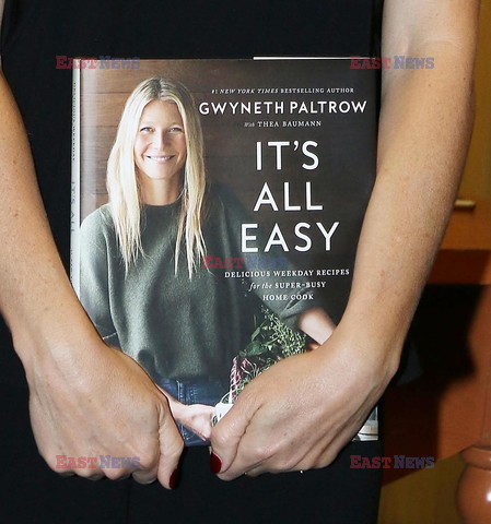 Gwyneth Paltrow podpisuje swoją książkę
