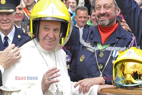 Papiez Franciszek w hełmie strażaka