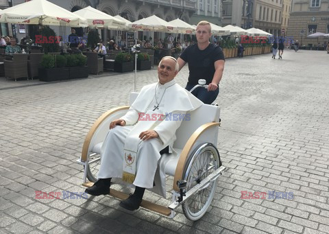 Figura papieża Franciszka na krakowskim Rynku