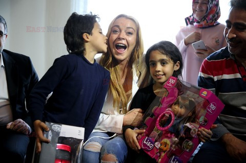 Lindsay Lohan spotyka się z syryjską rodziną w Turcji