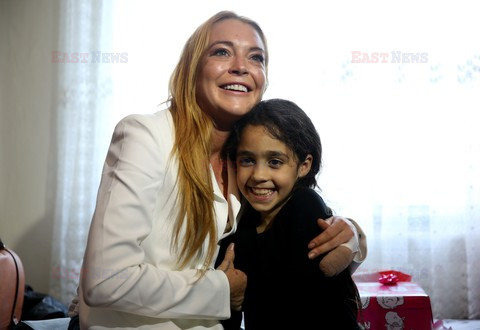 Lindsay Lohan spotyka się z syryjską rodziną w Turcji