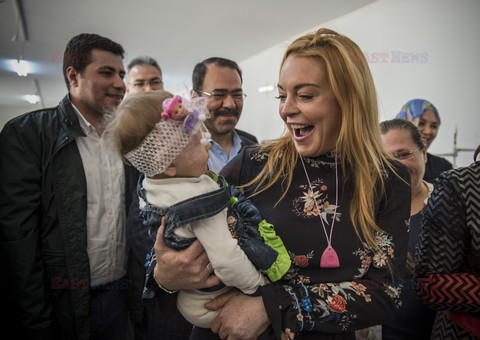Lindsay Lohan spotyka się z syryjską rodziną w Turcji