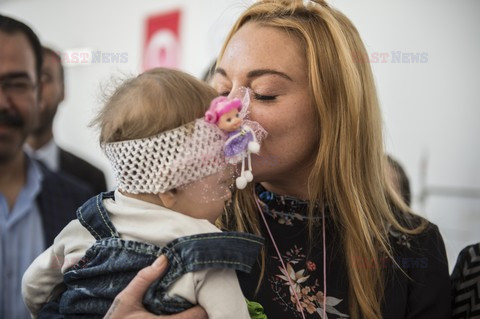 Lindsay Lohan spotyka się z syryjską rodziną w Turcji