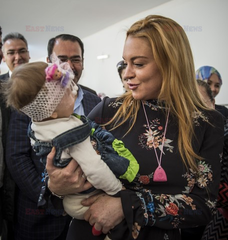 Lindsay Lohan spotyka się z syryjską rodziną w Turcji