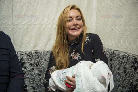Lindsay Lohan spotyka się z syryjską rodziną w Turcji