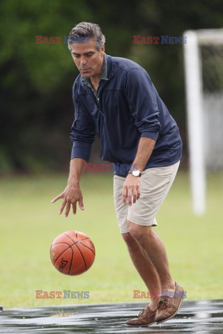 George Clooney gra w koszykówkę