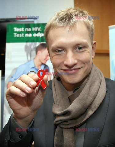 Kuba Wesołowski wspiera walkę z AIDS