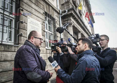 Prezydent Gdanska Pawel Adamowicz w drodze do prokuratury