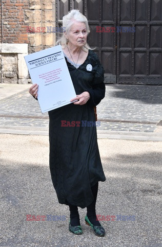 Vivienne Westwood protestuje przed katedrą
