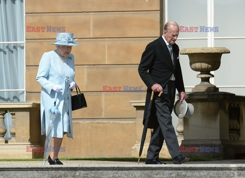 Elżbieta II z mężem na garden party w Pałacu Buckingham
