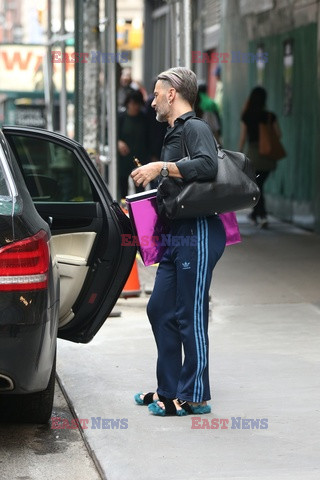  Marc Jacobs w dresie i sandałach
