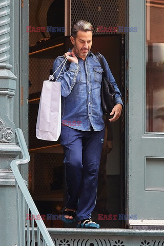 Marc Jacobs w dżinsowej koszuli