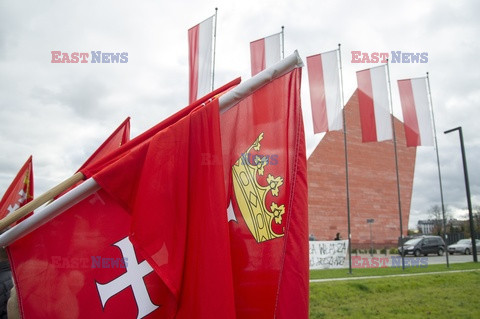 Flagi Gdańska i UE usunięte sprzed Muzeum II Wojny Światowej