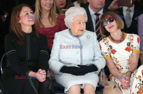 Królowa Elżbieta ogląda pokaz mody