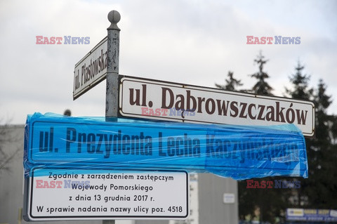 Uszkodzono i zasłonięto tablice z nazwą ul. Lecha Kaczyńskiego w Gdańsku