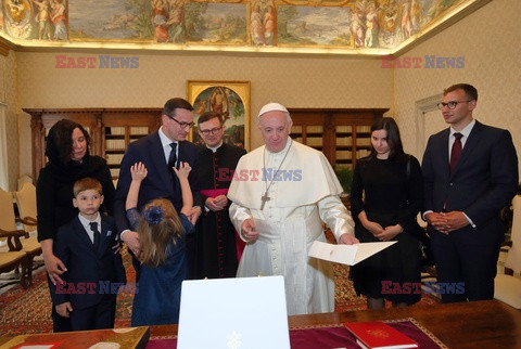 Premier Morawiecki z rodziną podczas audiencji u papieża Franciszka