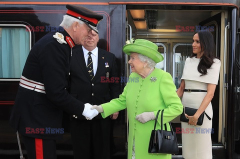Królowa Elżbieta wraz z księżną Sussex w Cheshire