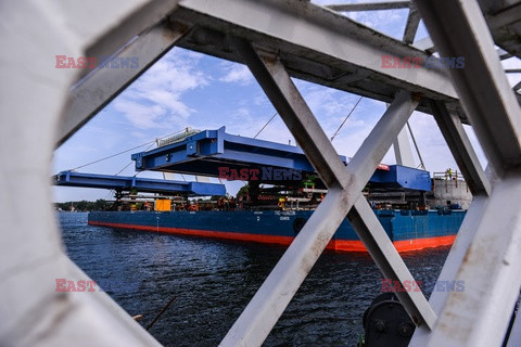 Montaż przęseł mostu na Wyspę Sobieszewską