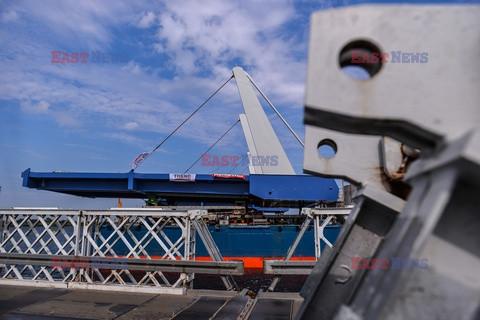Montaż przęseł mostu na Wyspę Sobieszewską