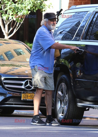 Robert De Niro wsiada do samochodu