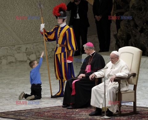 Dziecko zaczepia gwardzistę podczas audiencji u papieża