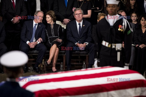 Trumna z ciałem prezydenta Busha na Kapitolu