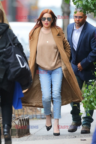 Lindsay Lohan w brązowym płaszczu