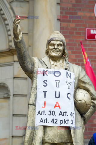 Pomnik Donalda Tuska przed budynkiem Rady Miasta Gdanska