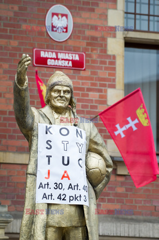 Pomnik Donalda Tuska przed budynkiem Rady Miasta Gdanska