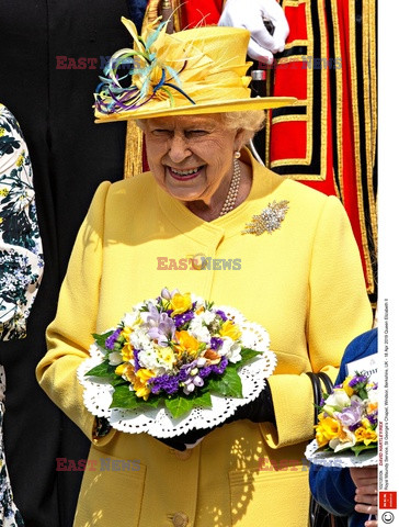Królowa Elżbieta wychodzi z kaplicy