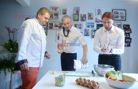 Robert Biedroń robi kluski śląskie z dziurką