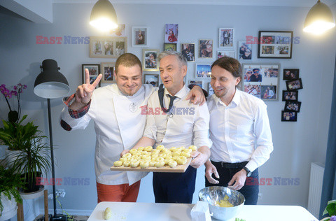 Robert Biedroń robi kluski śląskie z dziurką