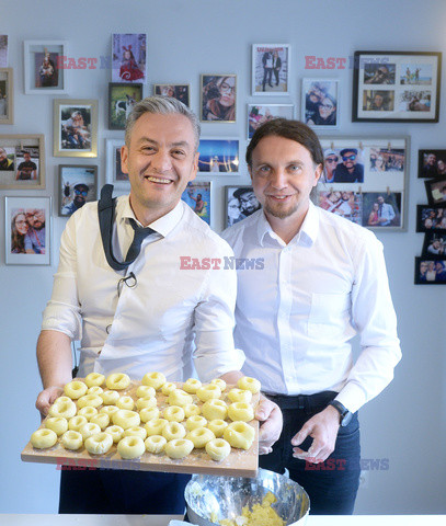 Robert Biedroń robi kluski śląskie z dziurką