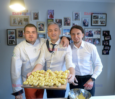 Robert Biedroń robi kluski śląskie z dziurką