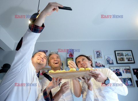 Robert Biedroń robi kluski śląskie z dziurką