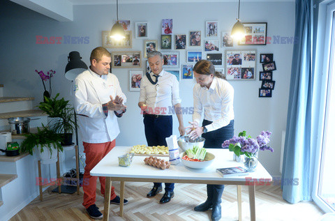 Robert Biedroń robi kluski śląskie z dziurką