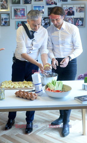 Robert Biedroń robi kluski śląskie z dziurką