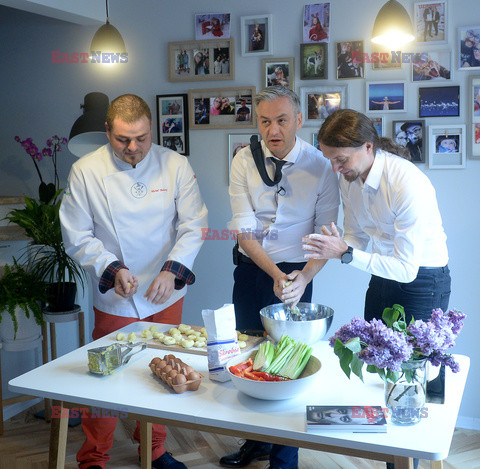 Robert Biedroń robi kluski śląskie z dziurką