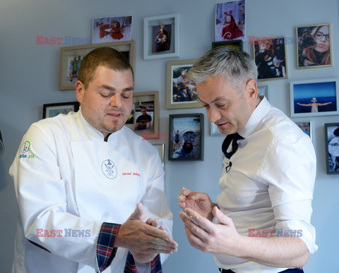 Robert Biedroń robi kluski śląskie z dziurką