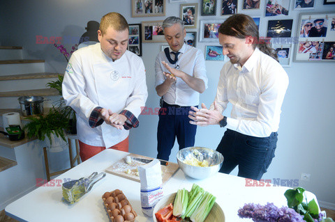 Robert Biedroń robi kluski śląskie z dziurką