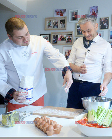 Robert Biedroń robi kluski śląskie z dziurką