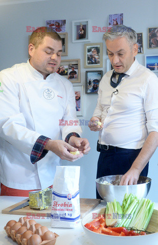 Robert Biedroń robi kluski śląskie z dziurką