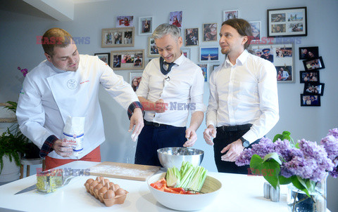 Robert Biedroń robi kluski śląskie z dziurką