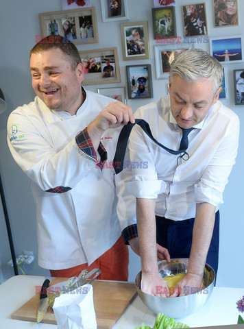 Robert Biedroń robi kluski śląskie z dziurką