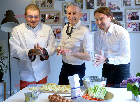 Robert Biedroń robi kluski śląskie z dziurką