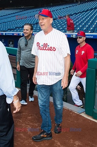 Bruce Willis rozpoczyna mecz baseballa