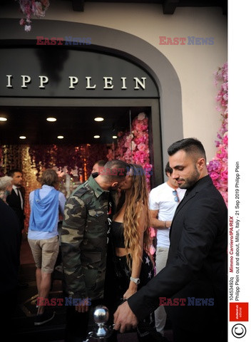 Philipp Plein spaceruje z dziewczyną