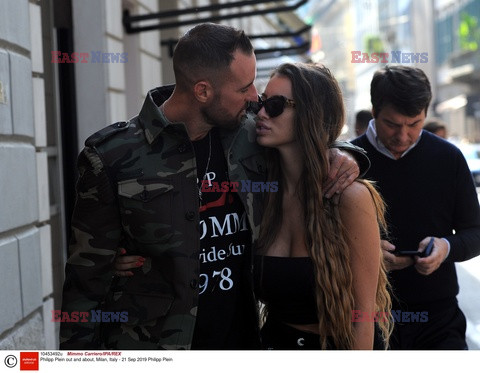 Philipp Plein spaceruje z dziewczyną