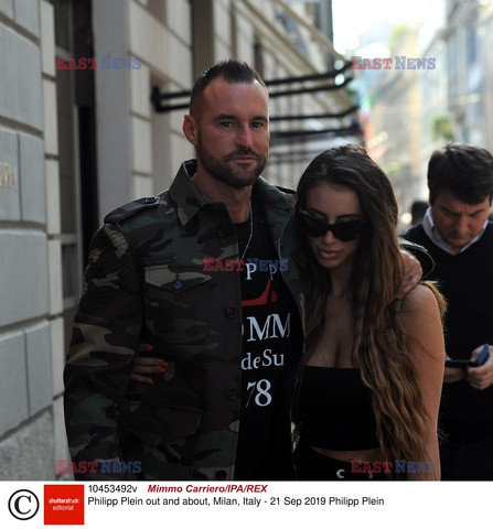 Philipp Plein spaceruje z dziewczyną