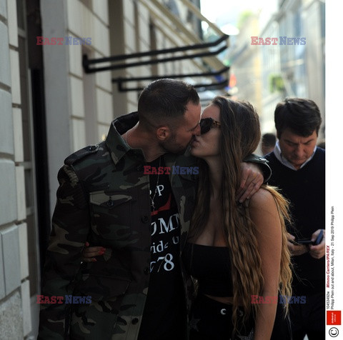 Philipp Plein spaceruje z dziewczyną